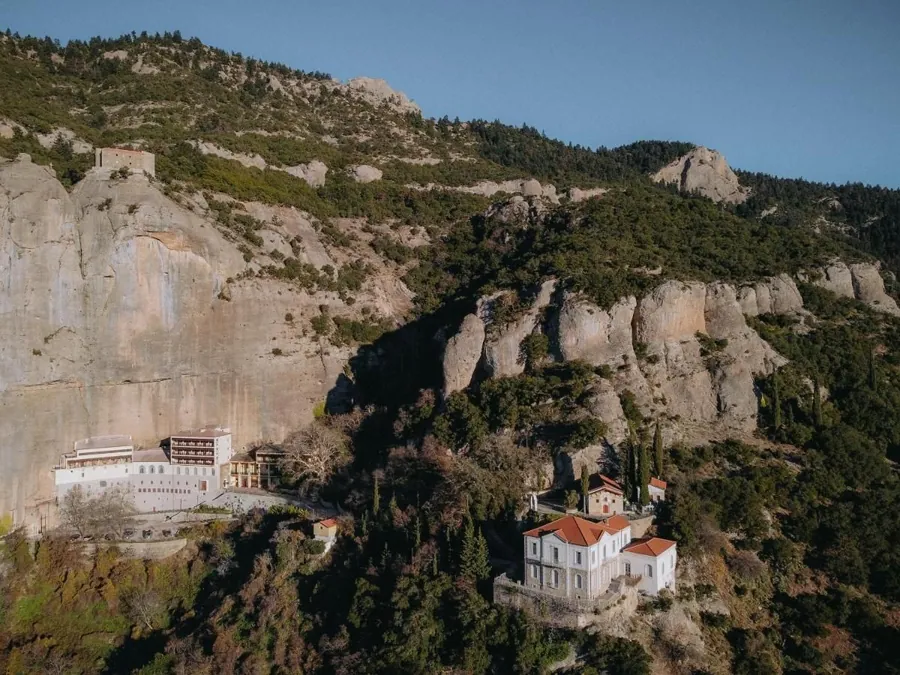 Η μονή στον βράχο και ο ξενώνας λίγο πιο κάτω, από ψηλά